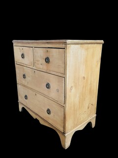 A Beautiful English 19th. Century Pine Chest of Drawers.