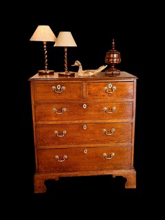 An English 18th Century Georgian Oak Chest of Drawers.