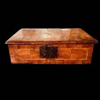 An Exceptionnal English 17th Century Charles II ( 1660-1685 ) walnut Deed Box having a beautiful marquetry. 